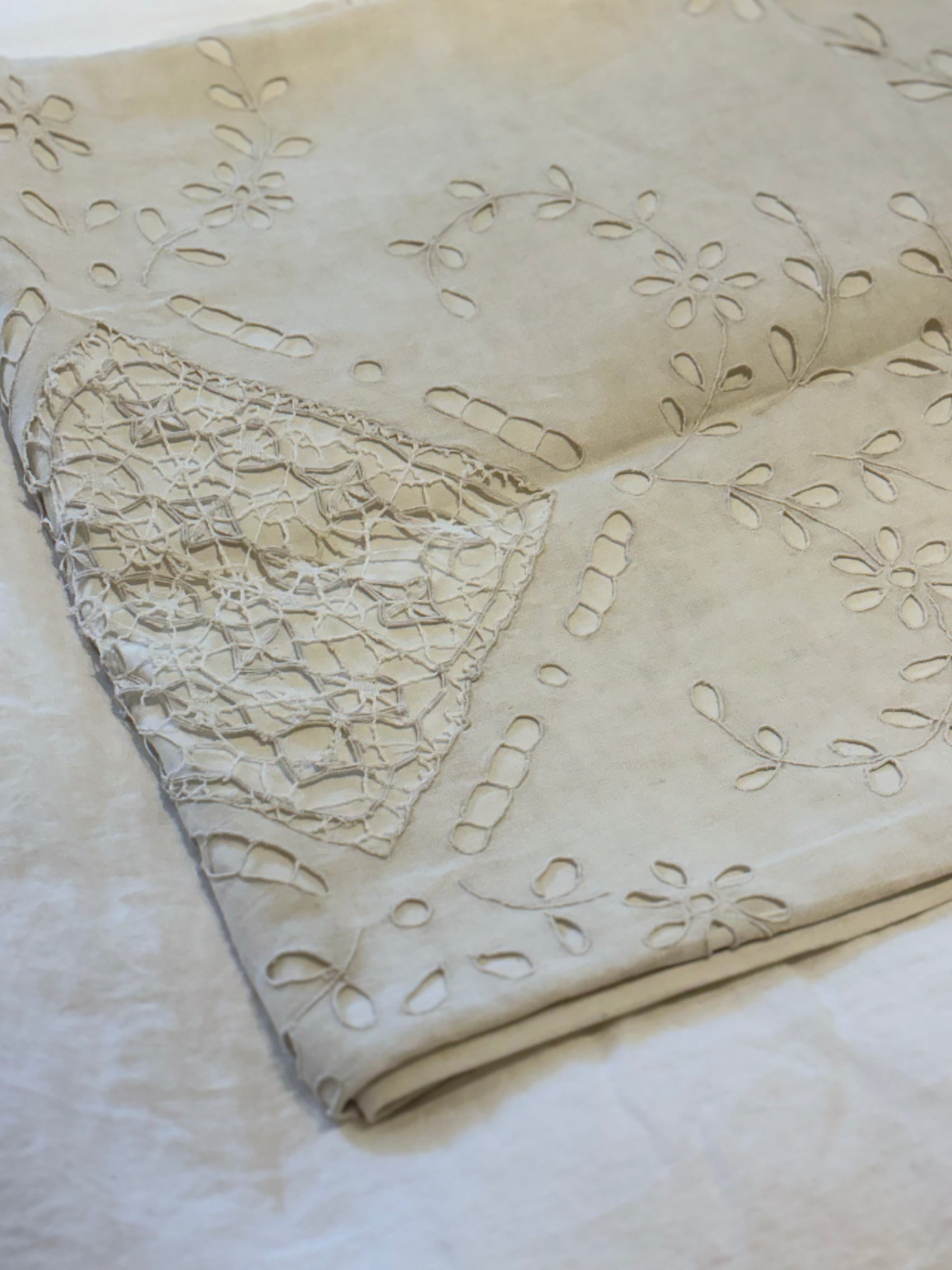 Richelieu Lace Linen Bedspread