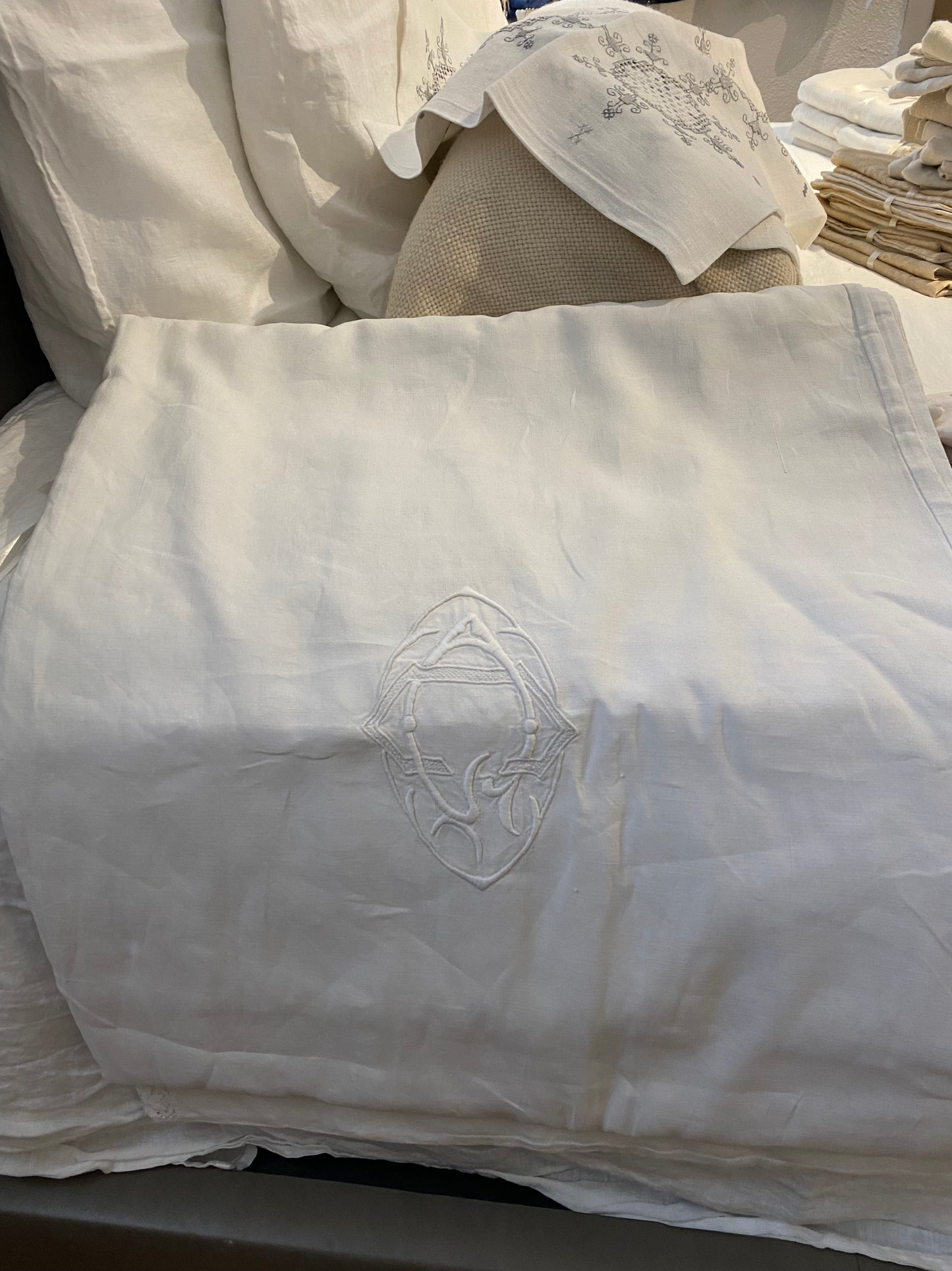 Linen Duvet with Oval Shaped Embroidery