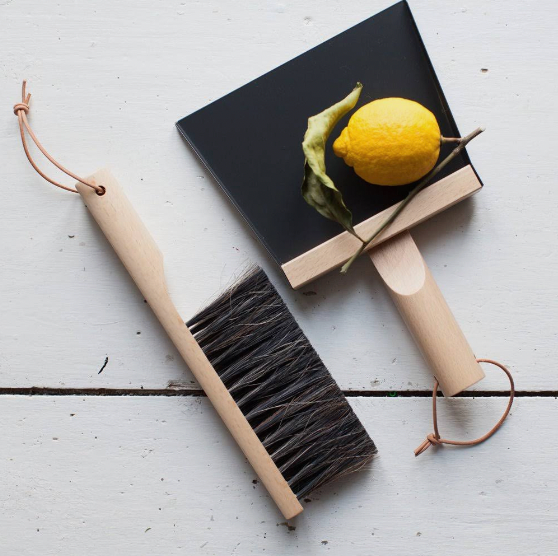 Le Coffret Black Hand Brush & Dustpan with Hook